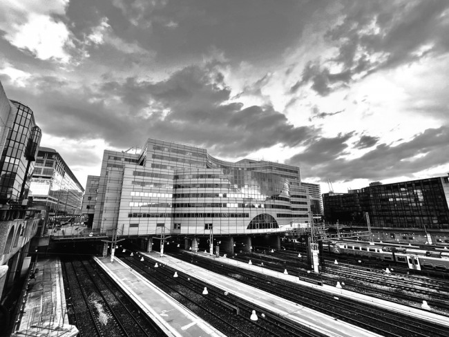 Ranskan poliisi otti Pariisin juna-asemalla kiinni puukottajan, joka uhkasi viiltää ihmisten kurkut auki