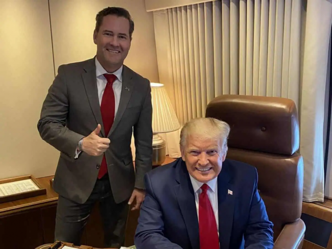 Trump puolustaa kansallisen turvallisuuden neuvonantajaa Signal-vuotokiistan keskellä