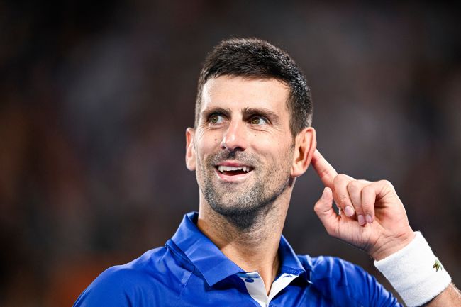 Australialainen toimittaja pyysi anteeksi Novak Djokovicilta "serbifanien pilkkaamista" suorassa televisiolähetyksessä