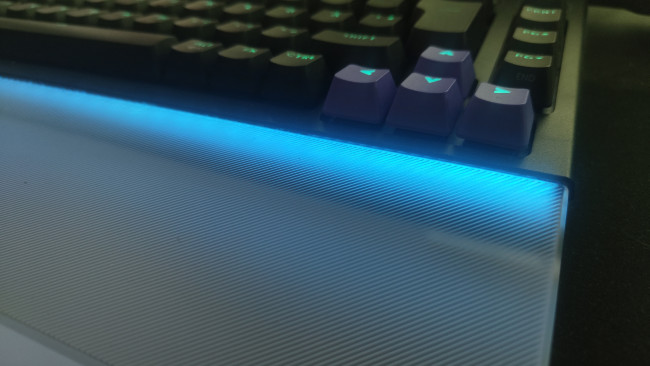 Logitech G512 X 75 on erikoinen sekoitus erikoistuneita näppäimistöjä