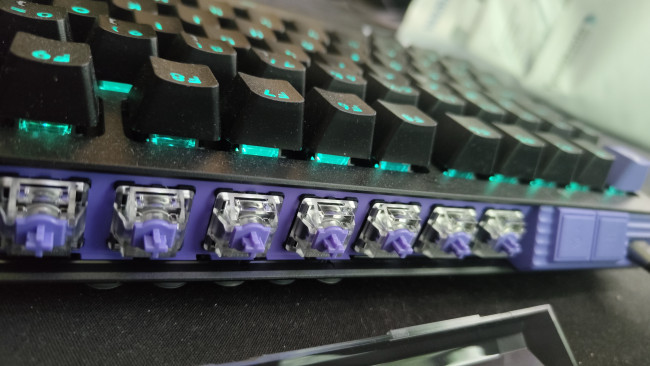 Logitech G512 X 75 on erikoinen sekoitus erikoistuneita näppäimistöjä