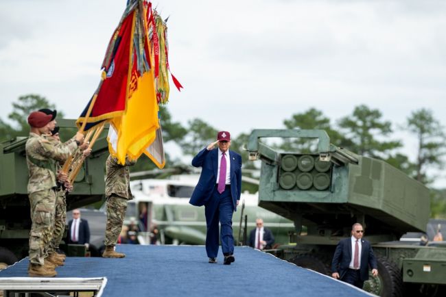 Washingtonin paraati juhlistaa armeijan 250-vuotispäivää Donald Trumpin 79-vuotissyntymäpäivänä
