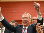 Farage ja Count Binface ottavat mittaa toisistaan: mies vastaan roskalaatikko