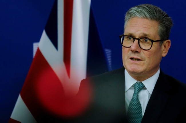 Starmer vannoo taistelevansa, kun eropyynnöt horjuttavat Labourin johtoa: 