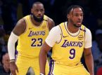 Bronny ja LeBron James tekev&auml;t NBA:n historian ensimm&auml;isen pojalta is&auml;lle -avustuksen