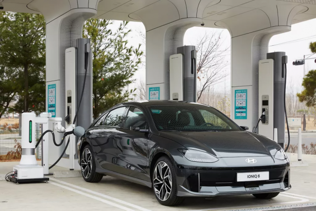 Hyundai on luonut robotin, joka lataa sähköautosi