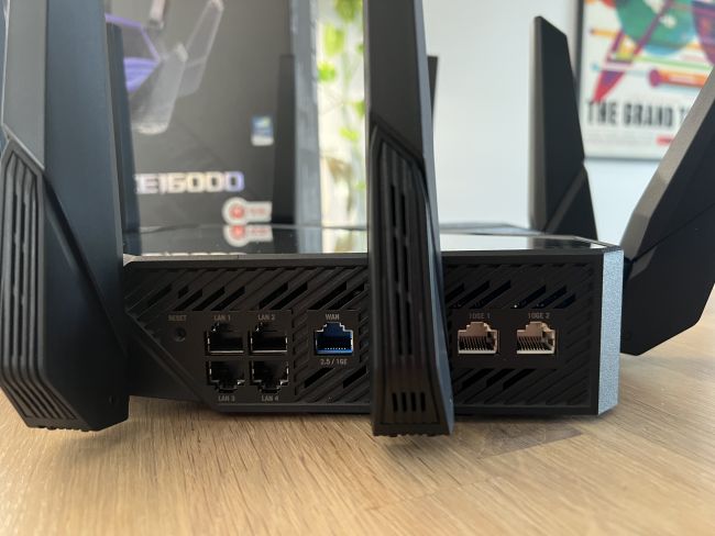 Asus ROG Rapture GT-AXE16000, sitä suositella voi reitittimeksi